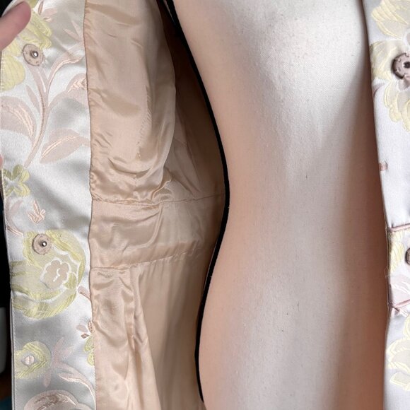 BEAUTIFUL BROCADE COAT IN PASTEL COLORS WITH CRYSTAL BUTTONS, SZ. 6 - Picture 4 of 10